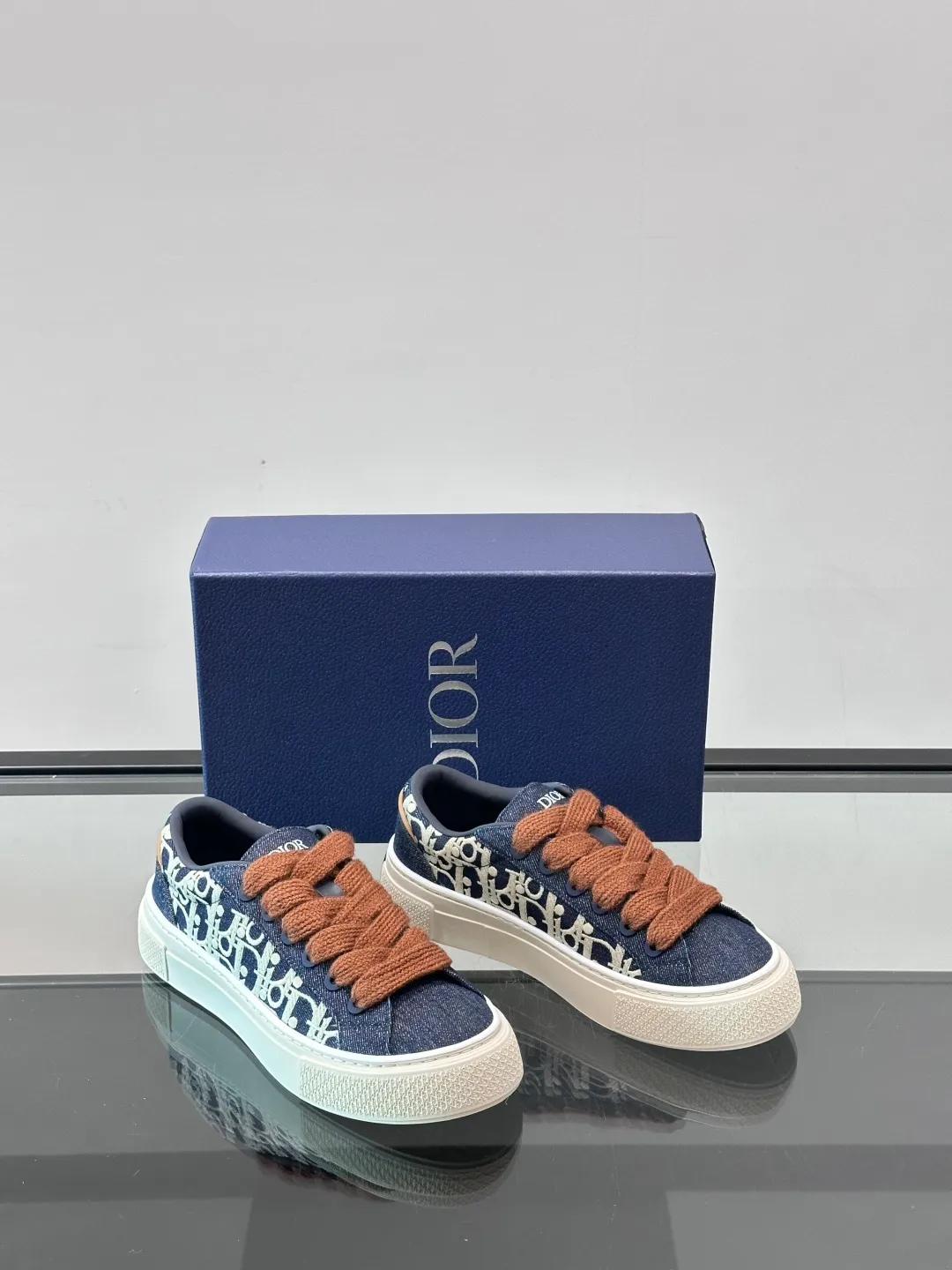 Men's men's shoes 💰p440 "Dio～r" 🆕This B33 sneaker is a new interpretation of the classic tennis shoe, with a fashionable silhouette that highlights a heavy texture. Crafted from cow leather with Oblique print, it's unique with a padded tongue embellished with the Dior signature, wide mohair laces and tonal brass eyelets with a matte finish. Rubber sole with Oblique print effect, enhanced by a contrasting Dior 30 Avenue Montaigne signature on the rear. It adds a stylish touch to a casual look.  Size: 38-44 (45 customized)